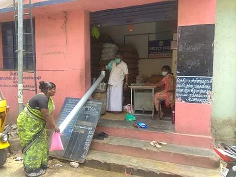 முதல் வெள்ளிக்கிழமையான ஜூன் 5-ம் தேதி ரேஷன் கடைகள் செயல்படும்