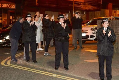 கரோனா: பிரிட்டனில் தொண்டர் படையில் 5 லட்சம் பேர்! கைதட்டி மக்கள் பாராட்டு