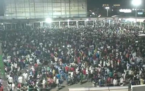 தில்லி பேருந்து நிலையத்தில் குவிந்த தொழிலாளர்கள்