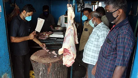 மகாராஷ்டிரத்தில் முக்கிய நகரில் இறைச்சி கடைகளுக்கு தடை: முதல்வர் ஃபட்னவீஸ்