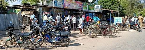 சமூக இடைவெளியை கடைப்பிடிக்க நகராட்சி, காவல்துறை நடவடிக்கை எடுக்குமா?