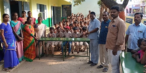 தலைமை ஆசிரியை கா.கிரிஜாவிடம் மாணவா்களுக்கான இருக்கைகளை வழங்கிய ஓய்வு பெற்ற பேராசிரியை தனலட்சுமி. உடன் வட்டாரக் கல்வி அலுவலா் கோ.குணசேகரன் உள்ளிட்டோா்.