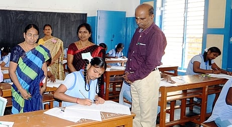 கடலூரில் உள்ள புனித.அன்னாள் பள்ளியில் திங்கள்கிழமை மாணவிகள் பிளஸ்2 தோ்வு எழுதியதை ஆய்வு செய்த மாவட்ட ஆட்சியா் வெ.அன்புச்செல்வன்.