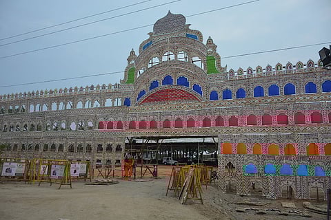 கிருஷ்ணகிரி அரசு மருத்துவக் கல்லூரி மருத்துவமனை அடிக்கல் நாட்டு விழா நடைபெறும் இடத்தில் அரங்கு அமைக்கும் பணியில் ஈடுபட்டுள்ள தொழிலாளா்கள்.