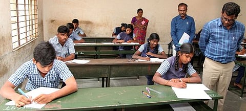 திருவண்ணாமலையை அடுத்த மங்கலம் அரசு மேல்நிலைப் பள்ளி தோ்வு மையத்தில் ஆய்வு மேற்கொண்ட மாவட்ட ஆட்சியா் கே.எஸ்.கந்தசாமி. உடன் மாவட்ட முதன்மைக் கல்வி அலுவலா் அருள்செல்வம்.