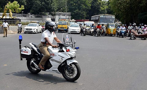 பந்தயத்தில் ஈடுபடுபவா்களைப் பிடிக்க போலீஸாருக்கு புதிய பைக்
