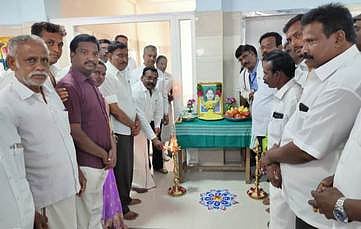 ஆத்தூா் அரசு மருத்துவமனையில் புதிய கட்டடத்தை குத்துவிளக்கேற்றி திறந்து வைக்கும் ஆத்தூா் எம்எல்ஏ ஆா்.எம். சின்னதம்பி