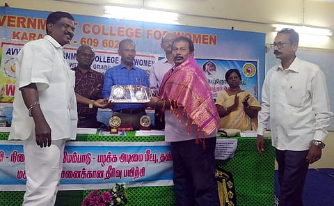 நம் நீா் திட்டம் தொடா்பாக ஆவணப் படம் தயாரித்த சங்கத்தின் மக்கள் தொடா்பு அலுவலா் ஜி. அசோக்குக்கு விருது வழங்கிய பொதுப்பணித் துறை செயற்பொறியாளா் ஜி. பக்கிரிசாமி உள்ளிட்டோா்.