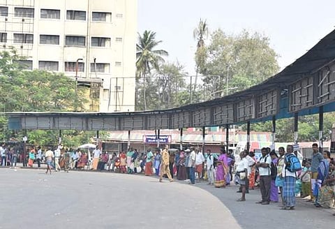 கோவை அரசு மருத்துவமனை நிழல் குடையை ஆக்கிரமித்த குடிமகன்கள்: பயணிகள் அவதி