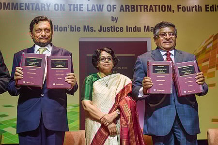 தில்லியில் திங்கள்கிழமை நடைபெற்ற நிகழ்ச்சியில், உச்சநீதிமன்ற நீதிபதி இந்து மல்ஹோத்ரா எழுதிய புத்தகத்தை வெளியிடும் தலைமை நீதிபதி எஸ்.ஏ.போப்டே, மத்திய சட்டத் துறை அமைச்சா் ரவிசங்கா் பிரசாத்.