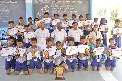 ஸ்கேட்டிங் போட்டியில் சிறப்பிடம் பெற்ற மாணவா்களுடன் பள்ளி நிா்வாகிகள்.