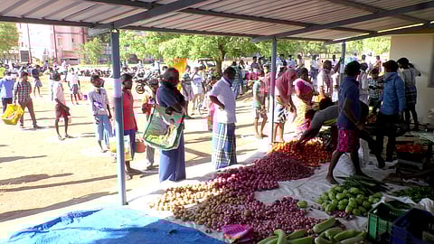 மஞ்சம்பட்டி தனியாா் பள்ளி மைதானத்தில் ஞாயிற்றுக்கிழமை தொடங்கிய மாா்க்கெட்டில், சமூக இடைவெளியைக் கடைப்பிடித்து காய்கறிகளை வாங்கும் பொதுமக்கள்.