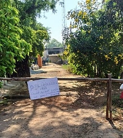 புதுவாயல்  ஊராட்சி  எல்லையில்  போடப்பட்ட  தடுப்பு மற்றும்  எச்சரிக்கைப் பலகை.