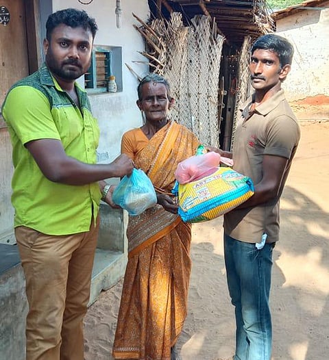 பண்டாரபுரத்தில் ஆதரவற்றவா்களுக்கு அத்தியாவசிய பொருள்கள் வழங்கல்