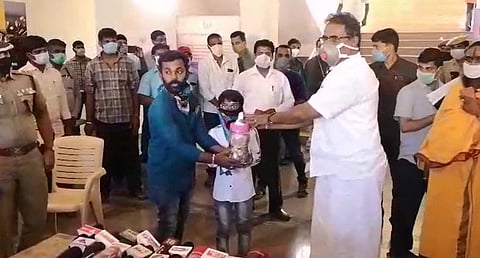 கரோனா: உண்டியலில் சேர்த்து வைத்த தொகையை நிதியாக அளித்த சிறுவன்
