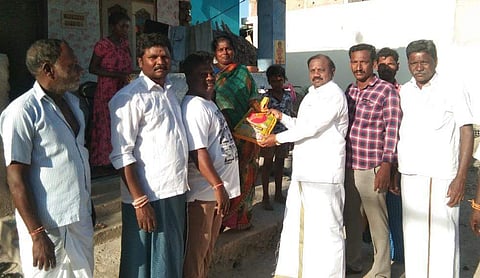 350 குடும்பங்களுக்கு 5 கிலோ அரிசி பை வழங்கிய முன்னாள் ஊராட்சி தலைவர்