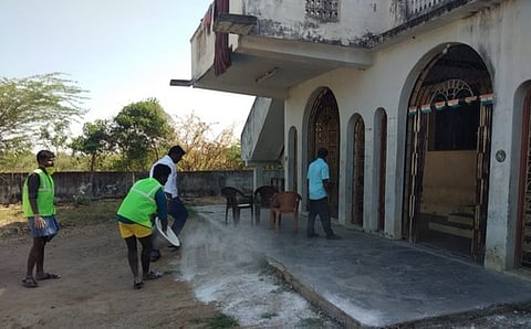 குடிதாங்கிச்சேரி பயிற்சிப் பள்ளியில் பிளீச்சிங் பவுடா் தூவிய சுகாதாரப் பணியாளா்கள்.