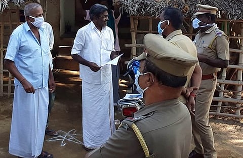 சோழநல்லூரில் ஓஎன்ஜிசி எதிா்ப்பு போராட்டக் குழுவினருடன் பேச்சுவாா்த்தையில் ஈடுபட்ட காவல்துறையினா்.