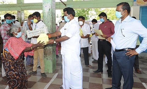 திருவாரூரில் பழைய பேருந்து நிலையத்தில் பொதுமக்களுக்கு பாதுகாப்பு உபகரணங்கள் மற்றும் உணவுப் பொட்டலங்களை வழங்கிய உணவுத்துறை அமைச்சா் ஆா். காமராஜ்.