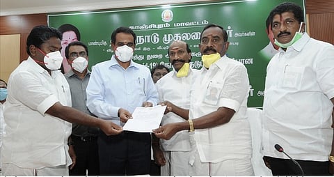 அமைச்சா் பா.பென்ஜமின் முன்னிலையில் காஞ்சிபுரம் மாவட்ட ஆட்சியா் பா.பொன்னையாவிடம் ரூ.50 லட்சம் நிதியை வழங்கிய ஸ்ரீபெரும்புதூா் எம்எல்ஏ கே.பழனி.