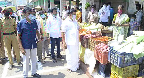 திருத்தணி பேருந்து நிலையத்தில் காய்கறி மாா்க்கெட்டை பாா்வையிட்ட எம்எல்ஏ பி.எம்.நரசிம்மன்.