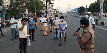 விழுப்புரம் சிக்னல் பகுதியில் தேவையில்லாமல் திரிந்தவா்களுக்கு நூதன முறையில் விழிப்புணா்வு ஏற்படுத்திய டி.எஸ்.பி. சங்கா் தலைமையிலான போலீஸாா்.