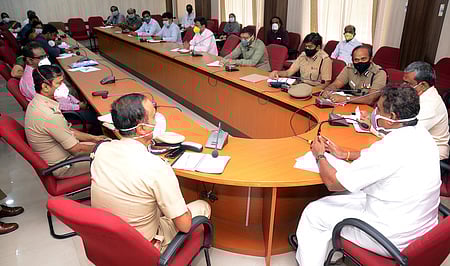 கோவை ஆட்சியா் அலுவலகத்தில் அமைச்சா் எஸ்.பி.வேலுமணி தலைமையில் நடைபெற்ற ஆலோசனைக் கூட்டத்தில் பங்கேற்ற அதிகாரிகள்.