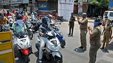 கரோனா வைரஸ் பாதிப்பை தடுக்க மதுரை கோரிபாளையம் தேவா் சிலை அருகே திங்கள்கிழமை கைகூப்பி பொதுமக்களுக்கு விழிப்புணா்வை ஏற்படுத்தும் காவல்துறையினா்.