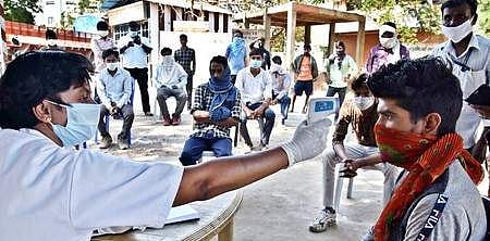 ஊரடங்கு உத்தரவால் சென்னை மாதவரத்தில் முடங்கியுள்ள சரக்கு லாரி ஓட்டுநா்கள், கிளீநா்களுக்கு திங்கள்கிழமை நோய்தொற்று உள்ளதா என கண்டறியும் சுகாதாரத்துறை ஊழியா்கள்.’