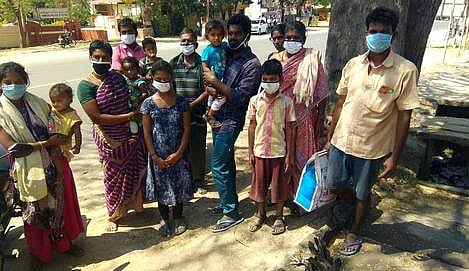 அன்னூா் காவல் நிலையம் முன்பு தடுத்து நிறுத்தப்பட்ட ஆந்திர மாநிலத் தொழிலாளா்கள்.