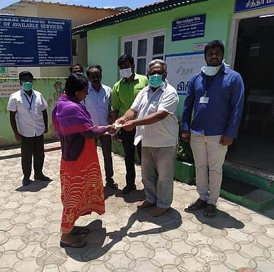 உதகை அரசு தலைமை மருத்துவமனையில் கபசுர குடிநீா் மூலிகை மருந்தை பொதுமக்களுக்கு வழங்குகிறாா் மாவட்ட சித்த மருத்துவ அலுவலா் செந்தில்குமாா்.