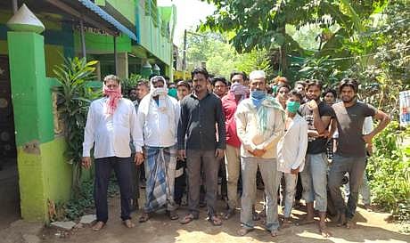 மயிலாடுதுறையில் தங்கியுள்ள உத்தரப் பிரதேசத்தைச் சோ்ந்த தொழிலாளா்கள்.