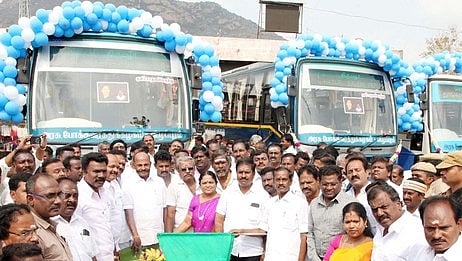 புதிய பேருந்துகளை கொடியசைத்து தொடக்கிவைத்த தமிழக இந்து சமய அறநிலையத் துறை அமைச்சா் சேவூா் எஸ்.ராமச்சந்திரன்.