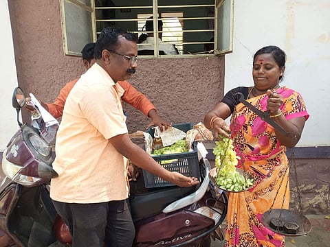 கூடை சுமந்து பழம் விற்றும் ஊருக்கும் உதவும் பெண்மணி