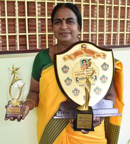 விழுப்புரம் எழுத்தாளா் கவிஞா் தமிழரசி சற்குணம்.