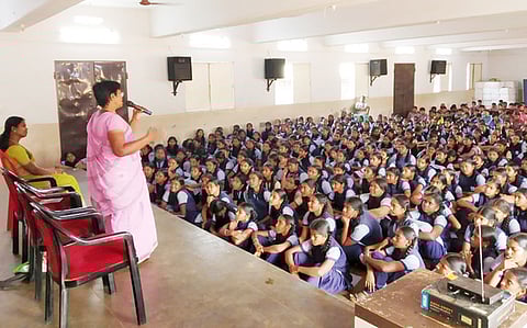 ராயப்பன்பட்டி எஸ்.யூ.எம். மேல்நிலைப் பள்ளியில் சனிக்கிழமை நடைபெற்ற மகளிா் தின கருத்தரங்கு.