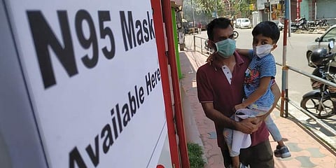 கரோனாவில் இருந்து தப்பிக்க தன்னைத்தானே தனிமைப்படுத்திக் கொண்ட இந்தியா