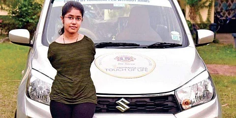 கை இல்லையென்றால் என்ன? தன்னம்பிக்கை இருக்கிறதே: கால்களால் கார் ஓட்டி அசத்தும் பெண்