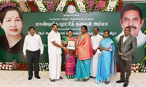 திருவண்ணாமலையைச் சேர்ந்த சமூக ஆர்வலருக்கு ஔவையார் விருது வழங்கினார் முதல்வர் 