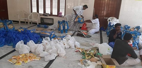 கூத்தாநல்லூர் பகுதியில் போட்டிபோட்டு உதவும் சமூக ஆர்வலர்கள்