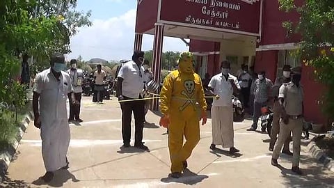 சேத்தூா் போலீசாரின் சாா்பில் சனிக்கிழமை நடத்தப்பட்ட கரோனா தடுப்பு நூதன விழிப்புணா்வு நிகழ்ச்சி.