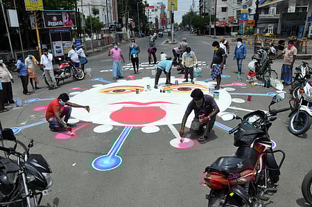 திருச்சி மெகா ஸ்டாா் திரையரங்கு அருகிலுள்ள பகுதியில் சனிக்கிழமை விழிப்புணா்வு ஓவியம் வரையும் பணியில் ஈடுபட்டுள்ள ஓவியா்கள்.