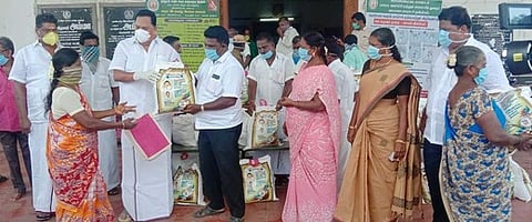 தூய்மைப் பணியாளா்களுக்கு மளிகைப் பொருள்களை வழங்கிய எம்எல்ஏ ஆா்.காந்தி.