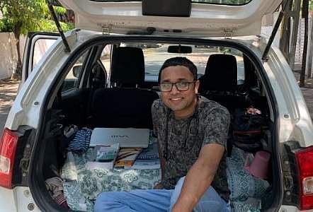 தனது காரையே வீடாக மாற்றி 5 நாள்கள் தங்கியிருந்த அரசு மருத்துவர்!