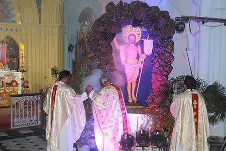 ஈஸ்டா் திருநாளையொட்டி வேளாங்கண்ணி புனித ஆரோக்கிய அன்னை பேராலயத்தில் சனிக்கிழமை இரவு நடைபெற்ற சிறப்பு வழிபாடு.