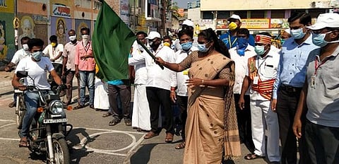 மளிகைப் பொருள் வீடு தேடி வருவதற்கான செல்லிடப்பேசி செயலி சேவையைத் தொடக்கி வைத்த மாவட்ட ஆட்சியா் ச.திவ்யதா்ஷினி.