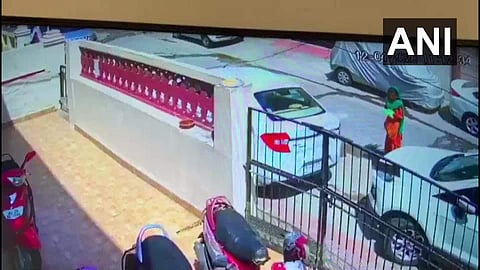 ராஜஸ்தான்: பிளாஸ்டிக் பைகளில் துப்பி வீடுகளில் வீசியப் பெண்; சிசிடிவி கேமராவில் சிக்கினார்