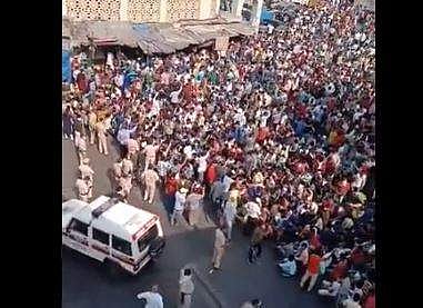 மும்பையில் போராட்டம் நடத்திய தொழிலாளர்கள் மீது போலீஸ் தடியடி