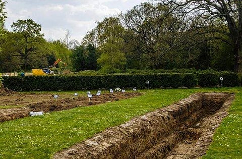 அதிகரிக்கும் மரணங்கள்: பிரிட்டனில் ஒரே இடத்தில் உடல்கள் புதைப்பு