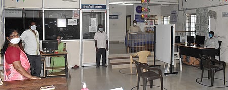 மக்கள் வரத்து இன்றி காணப்பட்ட விழுப்புரம் மாவட்ட ஆட்சியரகத்தில் உள்ள மாவட்ட பத்திரப்பதிவு அலுவலகம்.